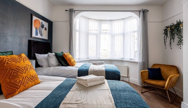 Stylish Newcastle Gem - Sleeps 9 - Parking