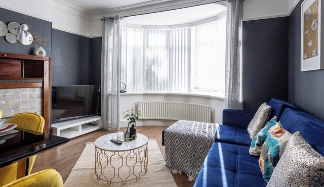 Stylish Newcastle Gem - Sleeps 9 - Parking