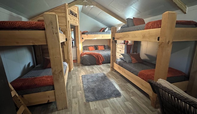 Stylish Newell Remodeled Cabin. Sleeps up to 7. Direct Access to Brimstone. Pets