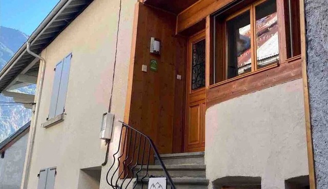 STYLISH NEWLY RENOVATED TOWN HOUSE - SLEEPS 6