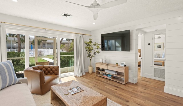 Stylish Newly Remodeled Condo, Walk to Beach & St. Armands, Heated Pool/Spa, Free Activities Daily