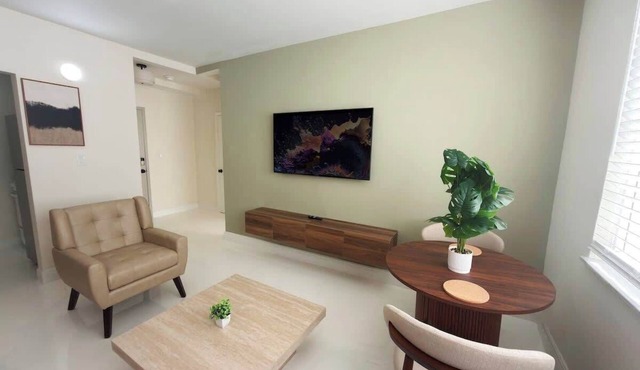 Stylish Newly Renovated Boutique 210–Walk to Beach
