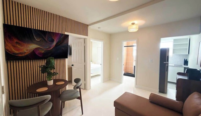 Stylish Newly Renovated Boutique 208–Walk to Beach