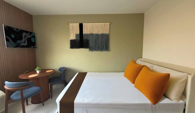 Stylish Newly Renovated Boutique 105–Walk to Beach