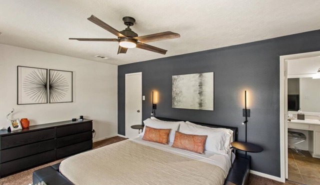 Stylish North Houston 4 bedroom⭐️ Sleeps 8, pool table, BBQ, fire pit