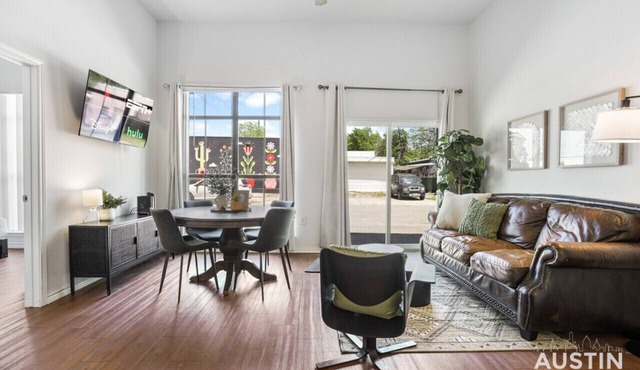 Stylish North Lamar Gem for a Group + Free Parking