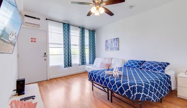 Stylish Ocean Dr Apt w/2 Queen Beds, Across Beach