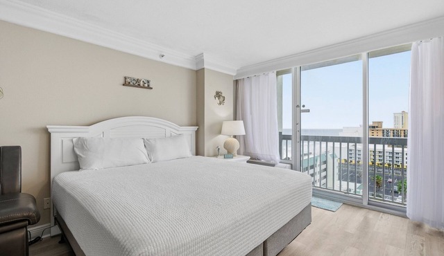 Stylish Oceanfront Studio for Two – Renovated, Balcony Views