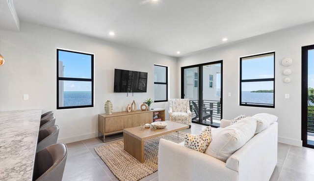 Stylish Oceanview Kayak Getaway w/Pool & Hot Tub!