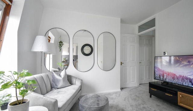 Stylish One Bed Apartment Near Cotswolds RAF