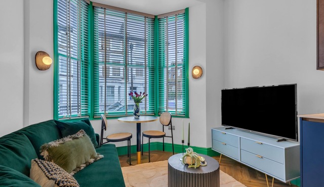 Stylish One Bedroom Apartment in Hammersmith by MySquare