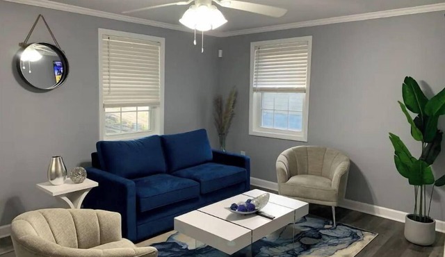 Stylish One Bedroom home 5 min away from Downtown.