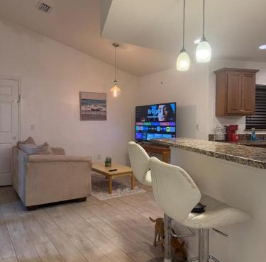 Stylish one bedroom apartment with full kitchen
