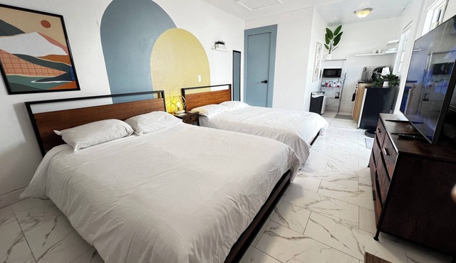 Stylish Orlando Studio – 2 Queens, Fast WiFi, Patio & Near Theme Parks
