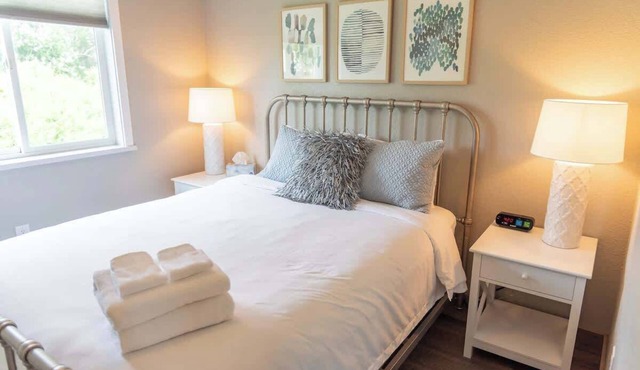 Stylish Palmer Studio Cozy, Walkable, Mt. Views!