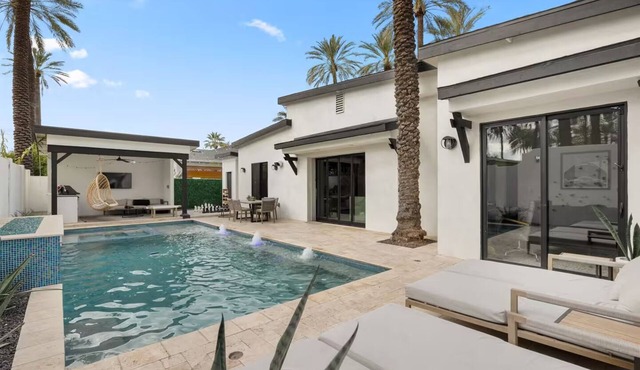 Stylish Paradise—Heated Pool & Spa, Cabana, Outdoor Kitchen + Dining, Games - Near Old Town