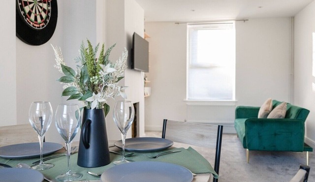 Stylish Parliament House with Free Parking