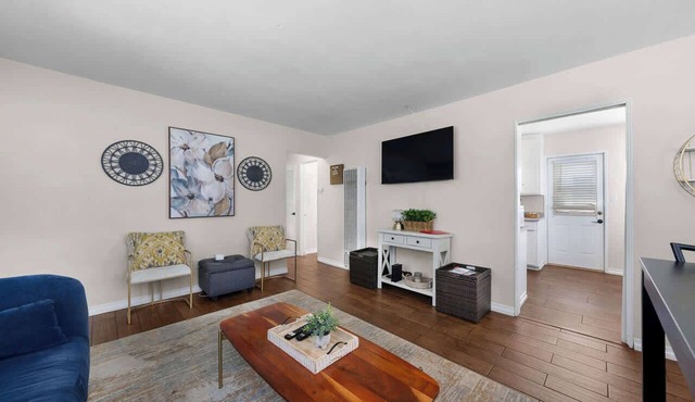 Stylish PB Bungalow, just Blocks to the Beach