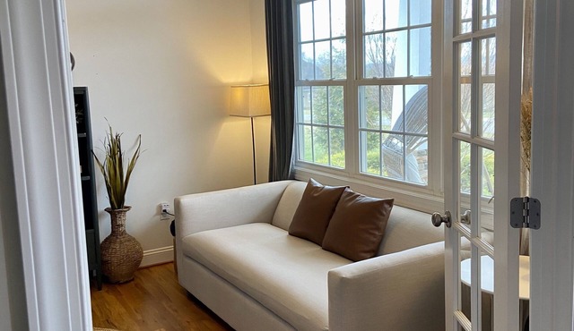 Stylish, Peaceful 4BR, Mtn View, Jacuzzi, 4 dining areas, Patio & Large Yard
