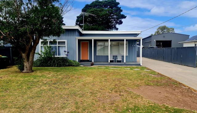 Stylish Peachy dream beach cottage Indented Head - 10 mins walk from beach