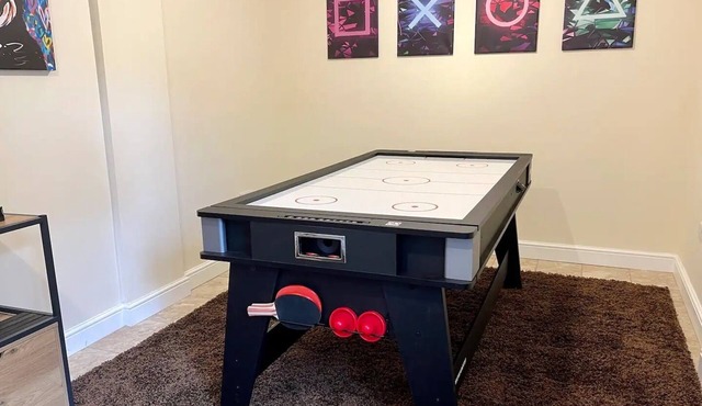 Stylish Peak District Home From Home with Hot Tub & Games Room