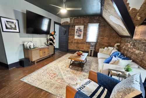 Stylish, Penn State-Themed Historic Getaway 2 Blocks from Waterfront