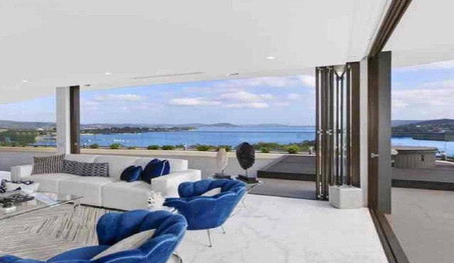 Stylish Penthouse with Views & Jacuzzi