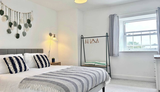 Stylish Penzance Apartment: 2 Beds & Balcony!