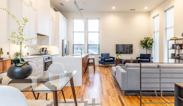 Stylish & Perfectly Located Deluxe 2-Bed Townhome