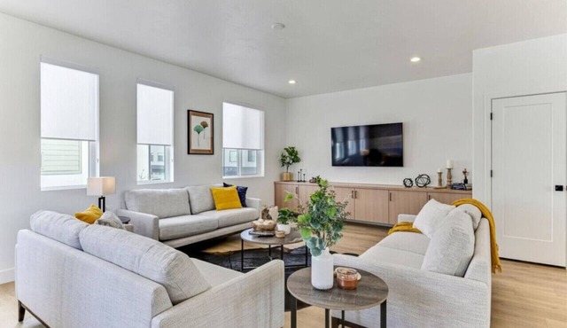 Stylish Pet Friendly Home for Work & Relaxation