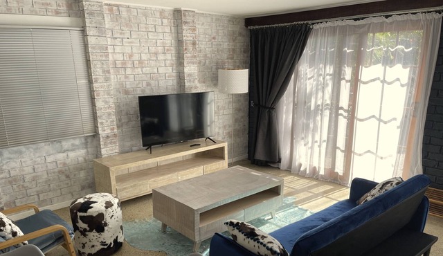 Stylish pet friendly studio minutes to lake and beach