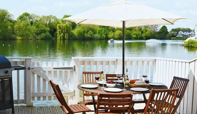 Stylish pet-friendly waterfront retreat on Spring Lake in the Cotswold Water Park