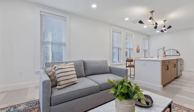 Stylish Pet-Friendly Escape Near Convention Center – Prime Downtown Spot
