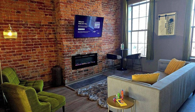 Stylish Pet-Friendly 1BR Studio with fenced in back yard, private parking, WIFI