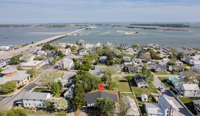 Stylish Pet-Friendly Getaway in Crystal Coast's Historic Swansboro, Unit A