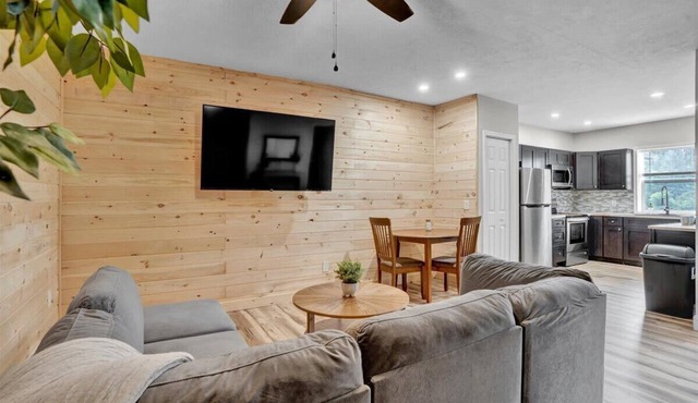 Stylish Pocono 1BR | Firepits Pickleball | Pets OK