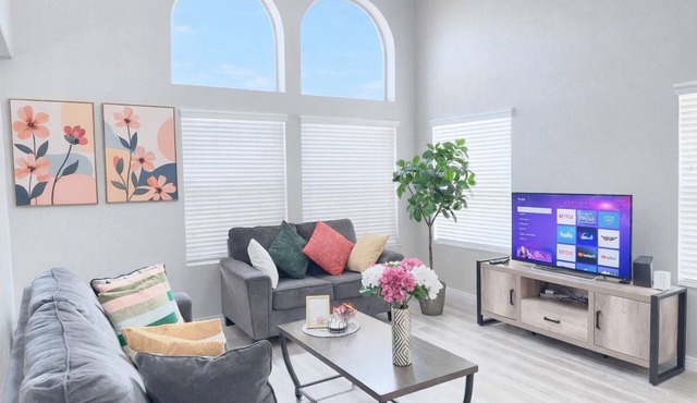 Stylish Pool Villa with High Ceilings near Summerlin