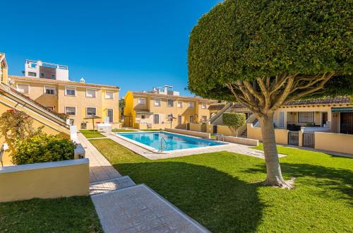 Stylish Poolside Retreat Near Villamartin Plaza - Casa Fre