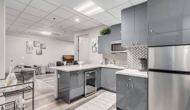 Stylish & Prestigious 2 Bed 2 Bath-On The Avenue