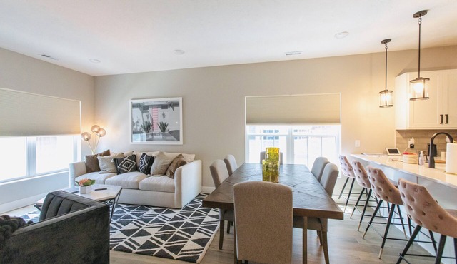 Stylish Pristine New Townhouse with porch and rooftop deck- 5 min from downtown!