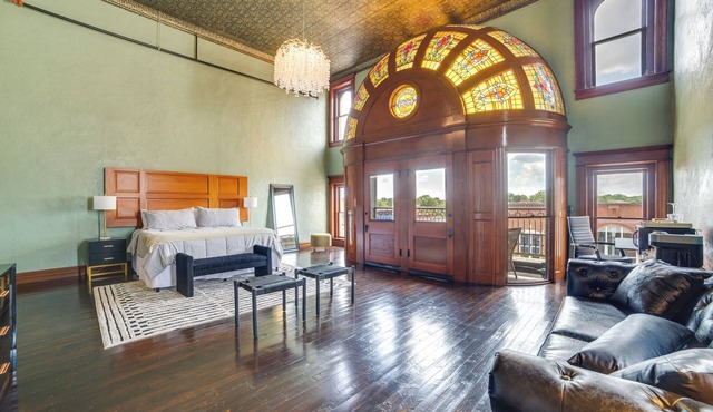 Stylish Private Balcony: Downtown Marshall Studio!