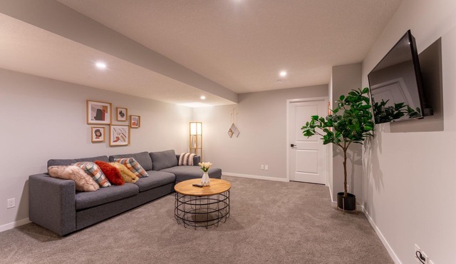 Stylish Private Basement Suite near South Health Campus