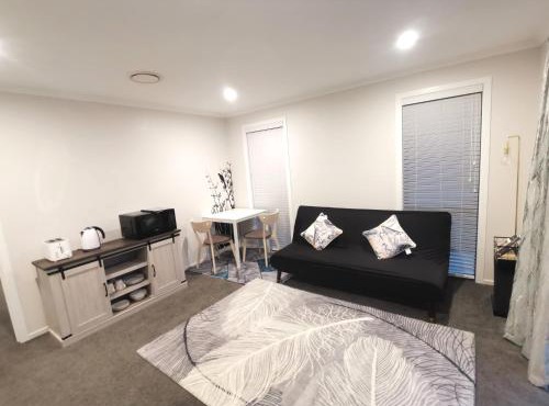 Stylish Private Guest House Ensuite -Private Bathroom & Spacious Private Lounge