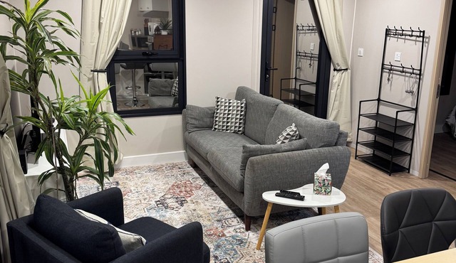 Stylish Private Lodge with FREE Parking, Fast WiFi, Netflix & Prime