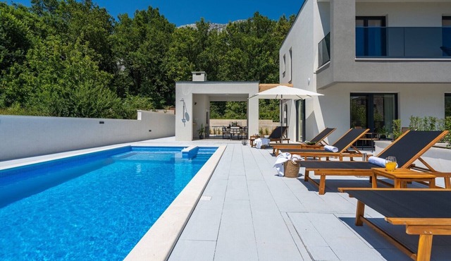 Stylish property with heated 32sqm private pool, 3 bedrooms, 3 bathrooms, table tennis and table soccer