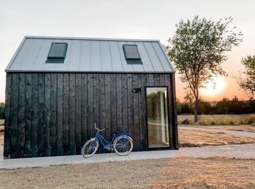 Stylish Quarry Cabin with Skylights, Paddle Boarding & Biking in Humboldt, Kansas