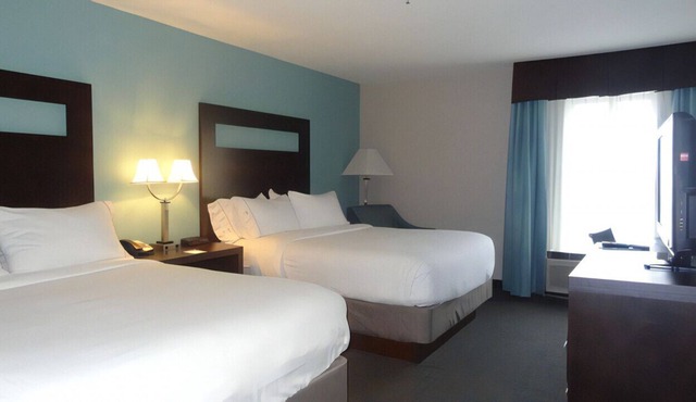 Stylish Queen Room for Your Family! W/ Indoor