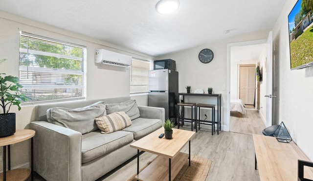 Stylish Queen Suite : Near Beach + Shops + Dining