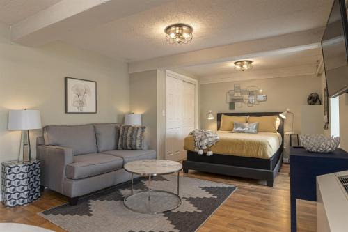 Stylish Queen Suite Near SIU Carbondale