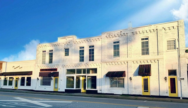 Stylish railroad boutique hotel. 5 ensuite rooms + apartment & banquet room.
